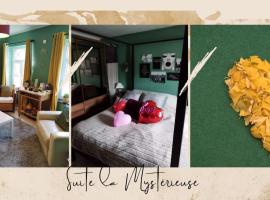 Maison d hôtes Les Notes Endormies " Suite La Mystérieuse"，位于Berzée的住宿加早餐旅馆