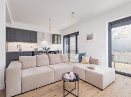 Apartment in Krakow with parking and balcony by Noclegi Renters，位于莫德尼卡的酒店