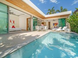 Tropical 2BR Pool Villa Kate, Gated Residence, near Rawai and NaiHarn Beach，位于普吉镇的酒店