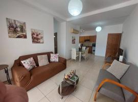 Sunny 2 Bedroom Larnaca Center，位于拉纳卡Roman Catholic Cemetery附近的酒店