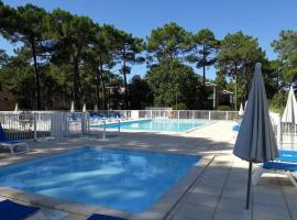 Résidence Les Grands Pins - T2 avec piscine，位于卡尔康的酒店