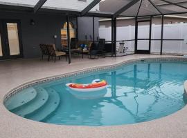 Heated pool, hot tub newly renovated 2 story home，位于里弗维尤的酒店