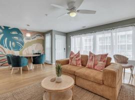 Tybee Island Treasure: Beachfront Condo，位于泰比岛的酒店