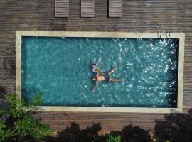 Local Hostel Novo Airão，位于新艾朗的带泳池的酒店