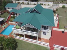 Beautiful 5-bed villa with views and pool - Decaj villa，位于Cap Estate的酒店