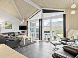 4 Bedroom Lovely Home In Tarm，位于察姆的酒店