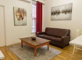 Heart of MTR for Memorable Experience 7minMetro 2 backyard Fully Equipped，位于蒙特利尔的酒店