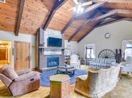 Bellingham Retreat with Fire Pit and Lake Access!，位于Bellingham的酒店