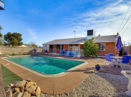Tucson Home with Private Pool - Pets Welcome!，位于土桑的酒店