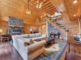 Waterfront Old Forge Cabin with Deck and Indoor Pool，位于旧福奇的酒店