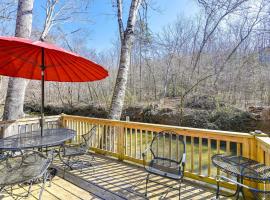 Cleveland Home with South Saluda Fishing Access，位于ClevelandCaesars Head State Park附近的酒店
