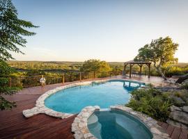 Valley View - Hill Country home with swimming pool, beautiful hillside view!，位于Fischer的酒店