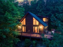 NEW HOT TUB! Secluded 3 Bed Cabin in Pigeon Forge，位于鸽子谷的自助式住宿