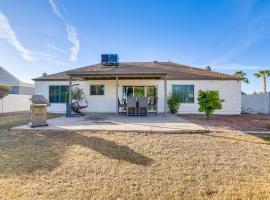 Bright Tempe Home with Fenced Backyard!，位于坦培的酒店