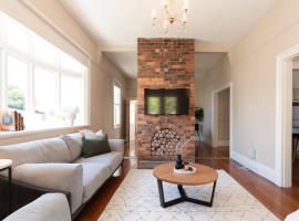 Gorgeous on Galvin: Close to Town Yet A Mile Away，位于Kings Park的酒店