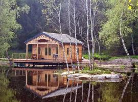 Cabane pilotis sur étang, au lac de Chaumeçon，位于Saint-Martin-du-Puy的酒店
