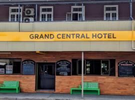 GRAND CENTRAL HOTEL PROSERPINE，位于普拉瑟潘的带停车场的酒店