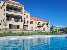 Suit Chalet Cafayate Salta，位于卡法亚特的带泳池的酒店