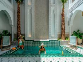 Riad Nelia De Marrakech Hotel Boutique & Spa，位于马拉喀什的带泳池的酒店