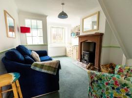 LITTLE BLUE HOUSE - Cottage with Seaview near the Lake District National Park，位于圣比斯的酒店