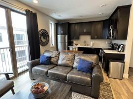 Trendy Downtown Condo-Walk to it ALL Capri 315，位于特拉弗斯城的酒店