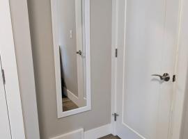 Trendy Downtown Condo-Walk to it ALL Capri 315，位于特拉弗斯城的酒店