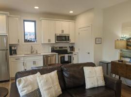 Downtown Traverse City Capri Condo 316，位于特拉弗斯城的酒店