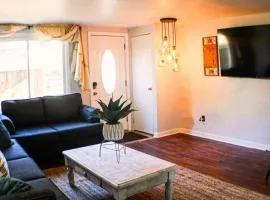 Newly Renovated 2-Bed near Downtown-North Shore