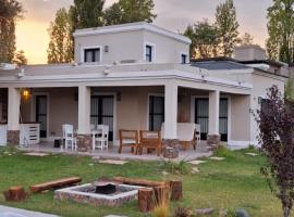 CASA EN CHACRAS DE CORIA CON VIÑEDO Y JACUZZI，位于卢汉德库约的酒店