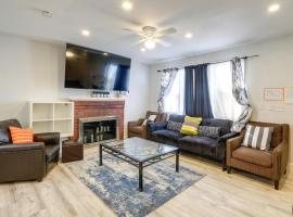 Oxon Hill Rental about 3 miles to MGM National Harbor，位于奥克森山的酒店