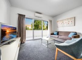 Spacious 2-Bed Conveniently by Lake Tuggeranong，位于Tuggeranong的酒店