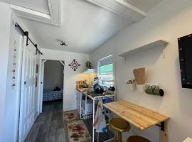 Petite Guesthouse with Kitchenette and Private Bathroom，位于伊莎贝拉湖的酒店