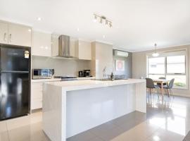 Cute and Cosy 2 Bedroom Unit with Parking and WiFi，位于Kings Meadows的酒店