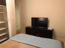 Comfort cottage guest home close subway station and downtown Vancouver, UBC, restaurant and 7-Eleven Convenience store，位于温哥华的酒店
