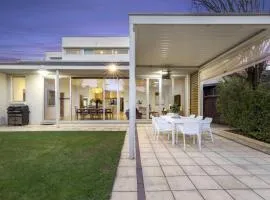 The Bungalow - Boutique Pool Glenelg Beach