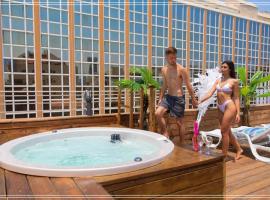 Dream Beach Hotel And Spa，位于特拉维夫的带按摩浴缸的酒店