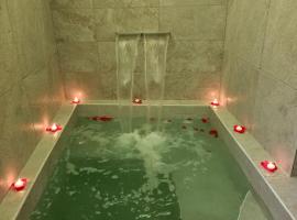 LUXUITE SPA con PISCINA e JACUZZI，位于阿尔贝罗贝洛的酒店