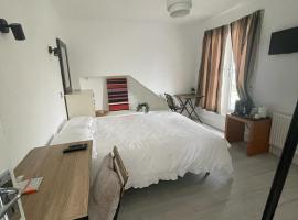 Private Bright Bedroom with Ensuite River View，位于Kent的住宿加早餐旅馆