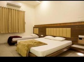 Hotel Prakasham，位于乌贾因的酒店