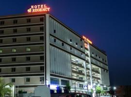 Hotel Shree Regency Ahmedabad，位于艾哈迈达巴德萨达尔·瓦拉巴伊·帕特尔国际机场 - AMD附近的酒店