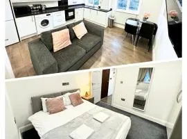 The Hatton Apartments - Free Parking- 5min Drive to Heathrow Airport -20min underground to Central London