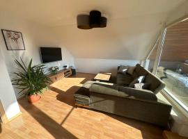 Sonniges & ruhiges Apartment mit Balkon nahe Berlin，位于措伊滕的带停车场的酒店