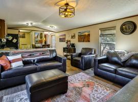 Grand Canyon Junction Home with Swing Set and Grill!，位于瓦莱的酒店