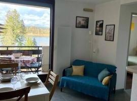 Beau Duplex, au bord du lac Saint-Point，位于马尔比伊松的酒店