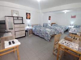 Amplias y Centricas Habitaciones Huaraz WIFI, AGUA CALIENTE，位于瓦拉斯的酒店