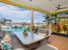 Marina View - Waterfront Stunner with Plunge Pool，位于达尔文的别墅