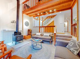 Year-Round Adventure! 'Glacier Getaway' in Deming，位于Warnick的酒店