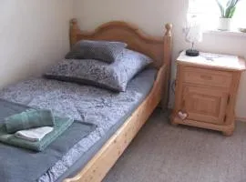 #2 Ruhiges gemütliches Gästezimmer mit 2 Einzelbetten Gemeinschaftsbad W-Lan Airport nah Late Night Check in Haus Nr 9,5