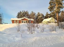 Charming cottage in Forsa, Hudiksvall with lake view，位于胡迪克斯瓦尔的酒店
