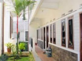 OYO 93756 Qq Kost Near Pantai Kebesaran Beach，位于Laleng-balandae的酒店
